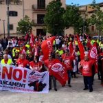 Centenares de personas se manifiestan contra el cierre de Cemex en Lloseta