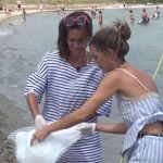 Samantha Vallejo-Nágera y Ona Carbonell participan en una jornada de limpieza del litoral menorquín