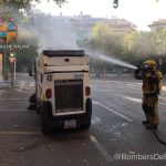 Los Bombers apagan el fuego de una barredora de Emaya