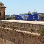 Societat Civil actúa contra las pancartas antiturismo de Arran en las murallas de Palma