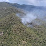 Dos helicópteros y tres aviones actúan en la extinción de un incendio forestal en Coanegra