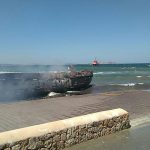 El paseo marítimo en Caló des Moro de Eivissa se cerrará el lunes por las labores de remolque del barco quemado