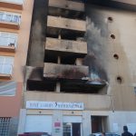 Un incendio obliga a desalojar a cerca de 60 vecinos en Eivissa y calcina tres coches y dos motos