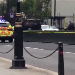 Un detenido tras estrellar su coche contra la barrera de seguridad del Parlamento británico