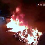 Un Policía Local resulta herido en una nueva quema de contenedores