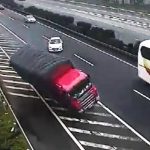 VIRAL / Provoca dos accidentes en una autopista y se marcha como si nada