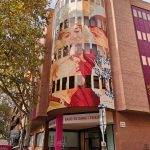 El BSTIB celebra su 20 aniversario con un mural de Joan Aguiló en su fachada