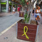 Aparecen lazos amarillos pintados en el centro de Palma