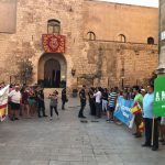 Monárquicos y republicanos se concentran ante el Palau de L'Almudaina