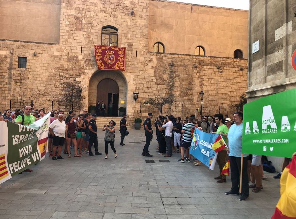 protesta a favor de la monarquía La Almudaina