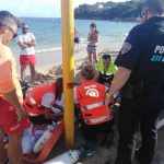 Los socorristas reaniman a un hombre en la playa de Magaluf