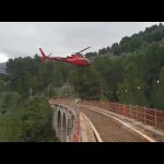 Espectaculares imágenes de un helicóptero reparando las vías del tren