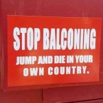 Aparecen pegatinas pidiendo a los turistas que hagan 'balconing' en su país
