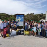 Una veintena de voluntarios limpia la playa de cala Agulla