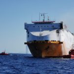 Rescatan en alta mar a 15 tripulantes de un carguero incendiado a 15 millas de Cabrera