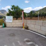 La Policía Local retira lazos amarillos de la valla de una finca privada de Valldemossa