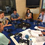 Los alumnos premiados de San Cayetano visitan el estudio de CANAL4 Ràdio