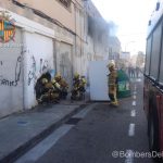 Los bomberos extinguen un incendio en el antiguo cine Iris del Vivero