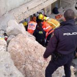 Cae en las rocas de can Pere Antoni al buscar a su perro