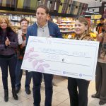 Eroski entrega un cheque de 9.000 euros a la Asociación Elena Torres