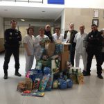 'Policías Sin Fronteras' reparten regalos a los niños del Hospital de Manacor