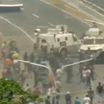 VÍDEO/ Un vehículo militar atropella a un grupo de manifestantes contra Maduro