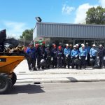 Trabajadores de Endesa participan en una recogida de residuos en los alrededores de la central de Alcúdia