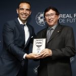 Guillermo Cuadra Fernández recibe la escarapela FIFA