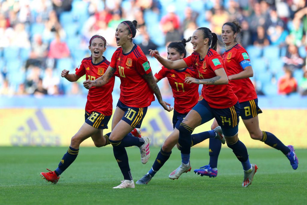 España debuta ganando en el Mundial