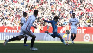 Sevilla y Atlético de Madrid empataron 1-1 gracias a sendos goles de los franceses Wissam Ben Yedder y Antoine Griezmann en la primera parte, con lo que los colchoneros mantienen la segunda plaza de la Liga tras hacer un discreto partido, en el que los andaluces expusieron más, pero sin lograr un mayor premio. Los sevillistas hicieron un encuentro más completo, pero les faltó más pegada, después de que se adelantaran a ocho minutos del descanso con un tanto de Ben Yedder, neutralizado siete minutos después, en el último del primer tiempo, por un buen gol de falta directa de Griezmann, tras lo que en la segunda parte Vaclík y Oblak impidieron con buenas paradas que se moviera el marcador.