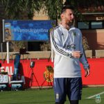 Messi entrena sobre el césped de la Ciudad Deportiva de Son Bibiloni