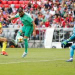 Benzema salva la imagen en la primera victoria del Real Madrid (5-3)
