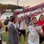 La celebración de la afición con la plantilla del RCD Mallorca en Albacete