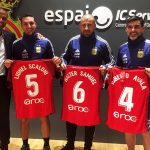 Scaloni, Walter Samuel y Ayala reciben la camiseta del RCD Mallorca