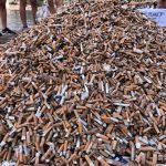 La campaña 'No más colillas en el suelo' prevé recoger unas 200.000 colillas en las playas de Mallorca