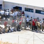 Los 27 migrantes llegados en patera, en libertad por falta de espacio en los Centros de Internamiento