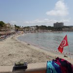 Calvià reabre al baño parte de la playa de Palmira de Peguera cerrada por un vertido