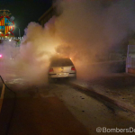 Se incendia un coche al estrellarse un conductor ebrio contra una farola en Palma