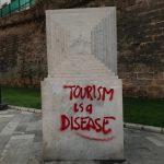 Aparecen pintadas contra el turismo en una escultura del Passeig Sagrera de Palma