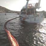 Emergencia en Eivissa por vertidos de una barca encallada