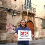 Los escritores Eusèbia Rayó y Àlex Volney denuncian las pintadas vandálicas en edificios patrimoniales