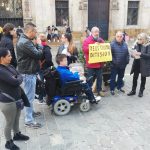 Protestas frente a Cort para exigir la dimisión de Neus Truyol