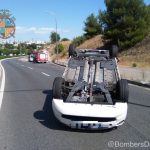 Un coche vuelca en el Camí de Jesús y provoca grandes retenciones