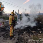 Los Bomberos de Palma sofocan un fuego en las vías del tren