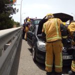 Los Bomberos sofocan un incendio en un coche en la autopista de Inca