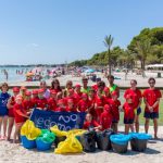 Los niños de la Escuela de Vela de Alcudiamar limpian la playa de Alcúdia