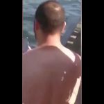 Vídeo/ En Grecia también hay turistas vándalos: matan a un pez espada a pedradas