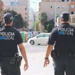 La Policía de Sant Antoni desaloja Cala Gracioneta por aglomeraciones