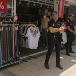 Seis arrestados y cerca de 2.400 objetos falsificados intervenidos en 12 souvenirs de Mallorca