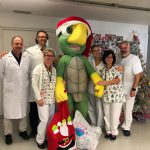 La mascota de Sine Dolore World Park visita a los niños del Hospital Mateu Orfila